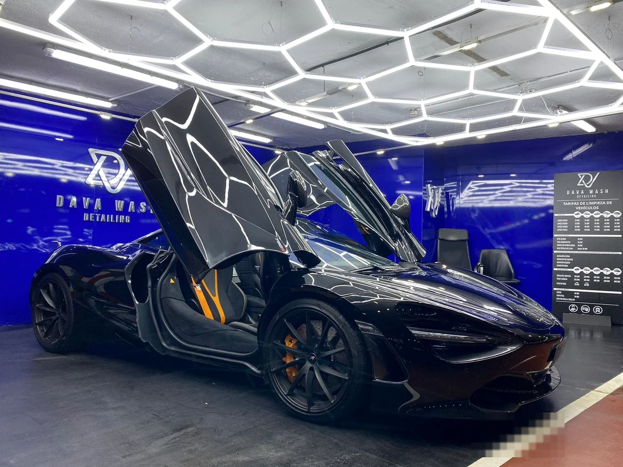 McLaren con puertas abiertas en DAVA WASH