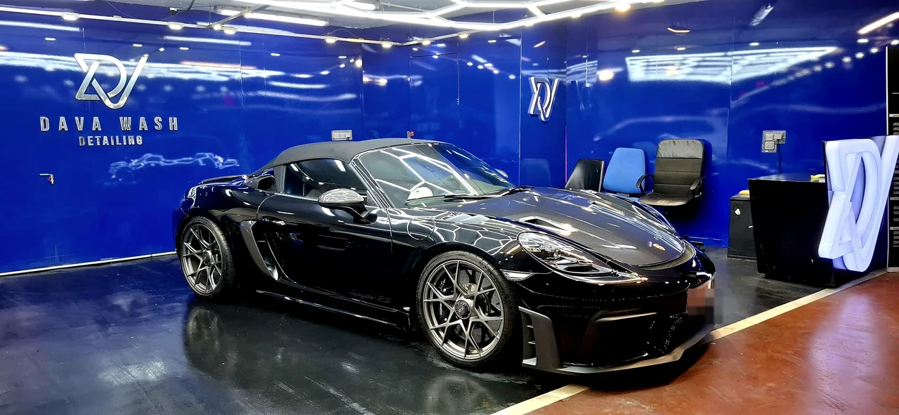 Porsche negro con acabado brillante en DAVA WASH